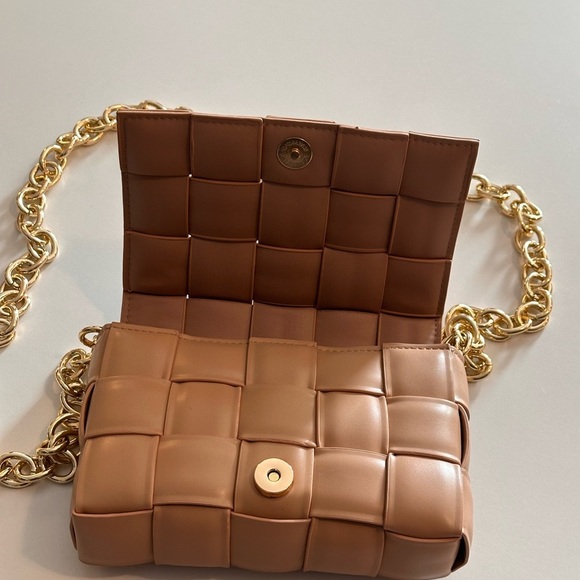 Francesca’s Brinda Square Quilted Chunky Chain Crossbody - Picture 2 of 4